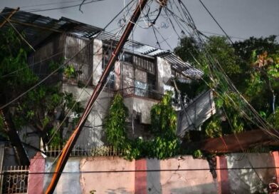 सोसाट्याचा वारा आणि पावसामूळे झाड आणि धर्मवीर संभाजी राजे प्रवेशद्वार कोसळले.