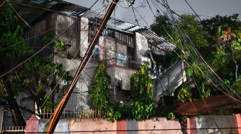 सोसाट्याचा वारा आणि पावसामूळे झाड आणि धर्मवीर संभाजी राजे प्रवेशद्वार कोसळले.